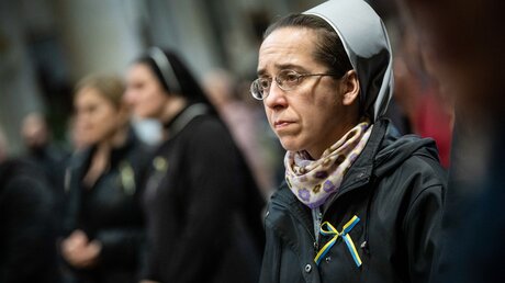 Ordensschwestern mit Ukraine-Schleife / © Cristian Gennari/Romano Siciliani (KNA)