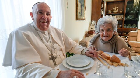Papst Franziskus besucht seine Cousine Carla Rabezzana / © Vatican Media/Romano Siciliani (KNA)