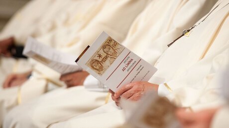 Bischöfe halten das Liedheft "zur Feier der Heiligen Messen" beim Abschlussgottesdienst des Ad-limina-Besuchs in der Hand / © Massimiliano Migliorato/CPP (KNA)
