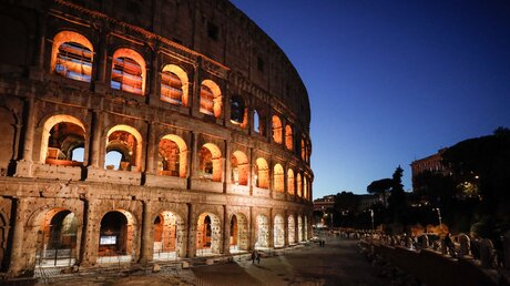 Das Kolosseum in Rom in abendlicher Beleuchtung / © Julia Steinbrecht (KNA)