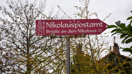 Wegweiser zum Nikolauspostamt - Briefe an den Nikolaus / © Anna Fries (KNA)