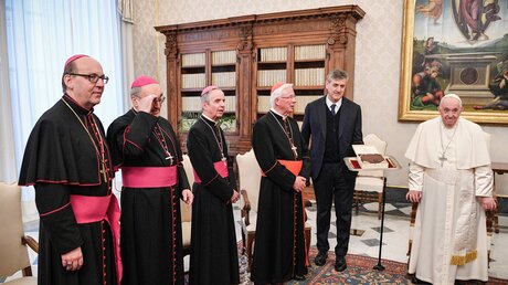  Papst Franziskus und Österreichische Bischöfe
 / © Vatican Media/Romano Siciliani (KNA)
