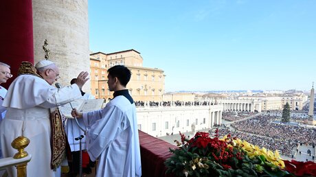 Papst Franziskus steht auf dem Balkon des Petersdoms und spendet den Segen "Urbi et orbi" / © Vatican Media/Romano Siciliani (KNA)