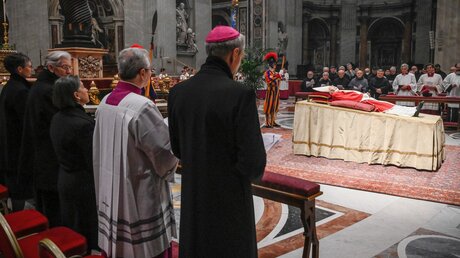 Erzbischof Georg Gänswein (v.r.) nimmt Abschied von Papst Benedikt XVI. im Petersdom / © Vatican Media/Romano Siciliani (KNA)