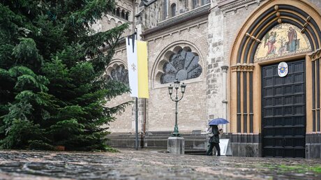 Flagge des Vatikans mit Trauerflor in Bonn / © Julia Steinbrecht (KNA)