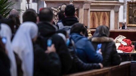 Trauernde nehmen Abschied vom emeritierten Papst Benedikt XVI. an seinem aufgebahrten Leichnam am 3. Januar 2023 im Petersdom / © Vatican Media/Romano Siciliani (KNA)