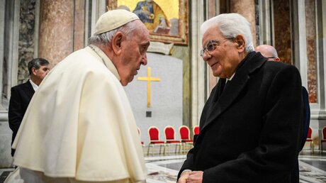 Archiv: Papst Franziskus bei einem Treffen mit dem italienischen Staatspräsidenten Sergio Mattarella  / © Vatican Media/Romano Siciliani (KNA)
