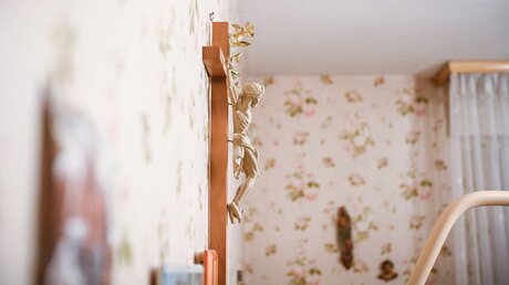 Kruzifix an der Wand in der Wohnung eines Pfarrhauses / © Julia Steinbrecht (KNA)