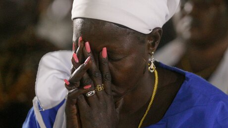 Eine Teilnehmerin ist im Gebet versunken bei einem ökumenischen Gebet mit Papst Franziskus in Juba (Südsudan) / © Paul Haring/CNS photo (KNA)
