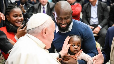 Papst Franziskus streichelt ein Kind / © Vatican Media/Romano Siciliani (KNA)