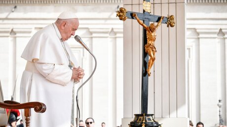Papst Franziskus hält die Hände zum Gebet gefaltet während der Generalaudienz / © Vatican Media/Romano Siciliani (KNA)