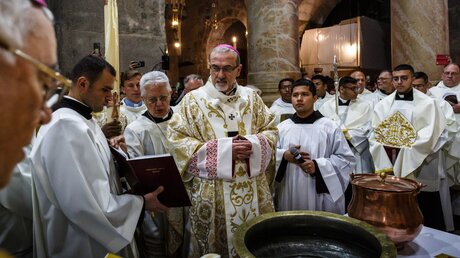 Erzbischof Pierbattista Pizzaballa, Lateinischer Patriarch von Jerusalem, spricht während der Ostervigil in der Grabeskirche in Jerusalem / © Andrea Krogmann (KNA)