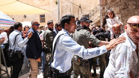 Israelische Sicherheitskräfte und orthodoxe Christen / © Andrea Krogmann (KNA)