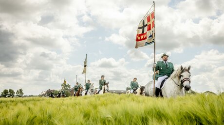 Reiter und Reiterinnen in der Uniform einer Schützenbruderschaft / © Theo Barth (KNA)