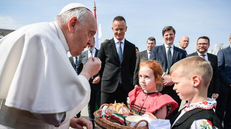 Kinder in traditioneller Kleidung empfangen Papst Franziskus auf dem Flughafen in Budapest / © Vatican Media/Romano Siciliani (KNA)