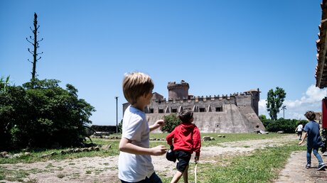 Kinder vor dem Schloss von Santa Severa / © Cristian Gennari/Romano Siciliani (KNA)
