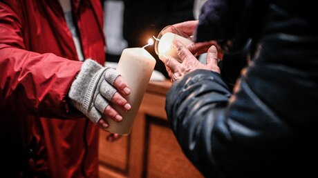 Symbolbild Kerzen werden im Kölner Dom angezündet / © Julia Steinbrecht (KNA)