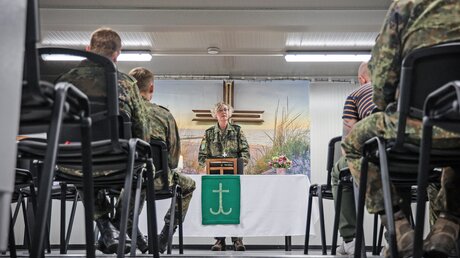 Gebet in der Little Church in der Kaserne an der NATO-Ostflanke in Litauen, Rukla  / © Markus Nowak (KNA)