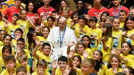 Papst Franziskus trifft Kinder, die am Sommercamp im Vatikan teilnehmen. / © Romano Siciliani (KNA)