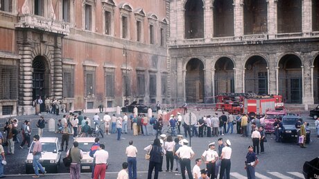 Absperrung um zerstörtes Auto und Trümmer nach dem Bombenattentat auf die Lateranbasilika am 28. Juli 1993 in Rom / © Francesco Cavaliere/Romano Siciliani (KNA)