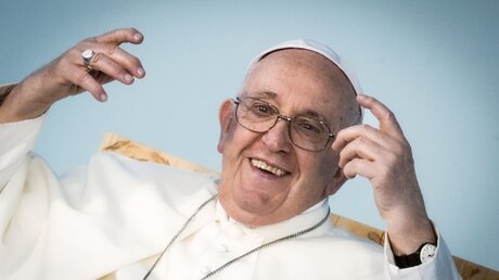 Papst Franziskus rät in Lissabon ein Glas Wasser zu trinken, wenn man den Mut verliert. / © Romano Siciliani (KNA)