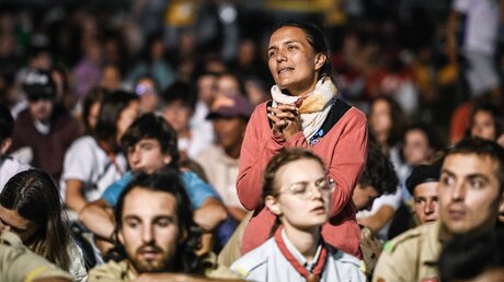 Betende Pilger bei der Vigilfeier des WJT / © Julia Steinbrecht (KNA)
