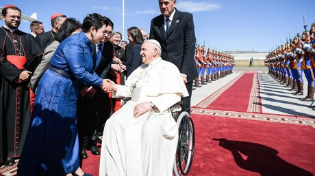 Papst Franziskus beim Abschied zum Abschluss seiner Mongoleireise / © Vatican Media/Romano Siciliani (KNA)