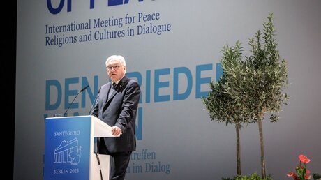 Bundespräsident Frank-Walter Steinmeier spricht bei der Eröffnungsveranstaltung des 37. Internationalen Friedenstreffen der Gemeinschaft SantEgidio / © Gordon Welters (KNA)