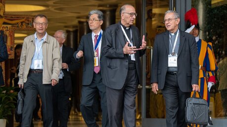 Teilnehmer der Weltsynode verlassen die Audienzhalle nach einer Sitzung / © Paolo Galosi/Romano Siciliani (KNA)
