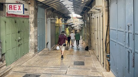 Leere Gasse in der Altstadt von Jerusalem. / © Andrea Krogmann (KNA)
