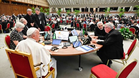 Papst Franziskus bei der Weltsynode / © Vatican Media/Romano Siciliani (KNA)