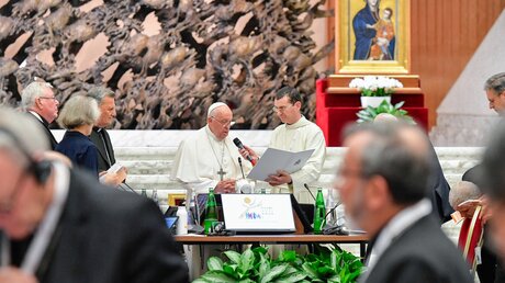 Papst Franziskus spricht während der Weltsynode am 17. Oktober 2023 im Vatikan. / © Vatican Media/Romano Siciliani (KNA)
