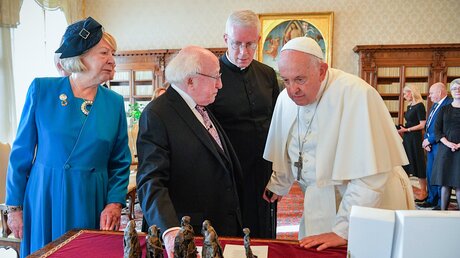 Papst Franziskus empfängt Michael Daniel Higgins, Präsident von Irland, am 19. Oktober 2023 im Vatikan. / © Vatican Media/Romano Siciliani (KNA)