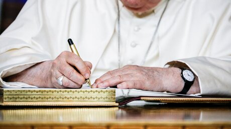 Papst Franziskus an einem Schreibtisch / © Lola Gomez/CNS photo (KNA)