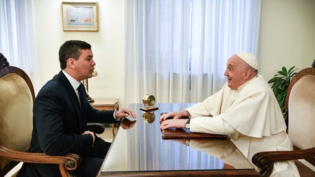 Santiago Pena Palacios, Staatspräsident von Paraguay, und Papst Franziskus am 27. November 2023 im Vatikan / © Vatican Media/Romano Siciliani (KNA)