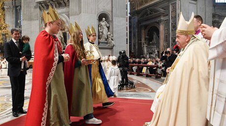 Papst Franziskus spricht mit Sternsingern während einer Messe zu Neujahr, dem Hochfest der Gottesmutter Maria, am 1. Januar 2024 im Petersdom im Vatikan. / © Vatican Media/Romano Siciliani (KNA)