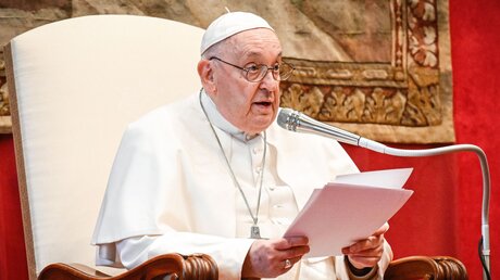 Papst Franziskus spricht in ein Mikrofon. / © Vatican Media/Romano Siciliani (KNA)