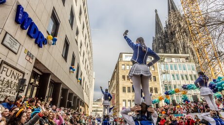 Jugendliche Akrobaten auf der Straße beim Karnevalszug an Rosenmontag, den 20. Februar 2023, zum 200. Jahrestag des Rosenmontagsumzugs in Köln. / © Theo Barth (KNA)