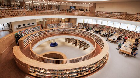 Blick in den Lesesaal der Israelischen Nationalbibliothek, nach einem Entwurf des Architekturbüros Herzog und de Meuron / © Andrea Krogmann (KNA)
