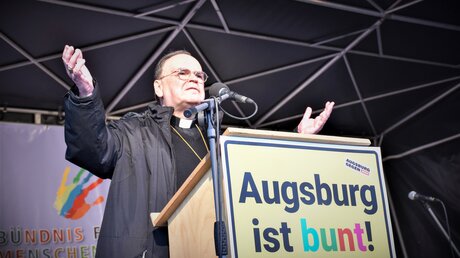 Bertram Meier, Bischof von Augsburg, spricht bei der Demonstration gegen rechts in Augsburg. / © Christopher Beschnitt (KNA)