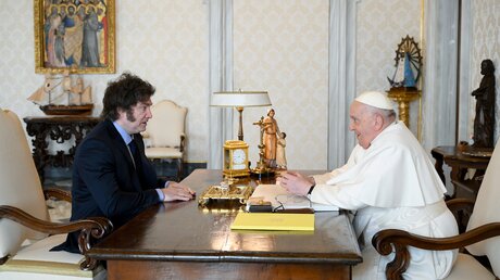 Javier Milei, Präsident von Argentinien, zu Besuch bei Papst Franziskus am 12. Februar 2024 im Vatikan. / © Vatican Media/Romano Siciliani (KNA)