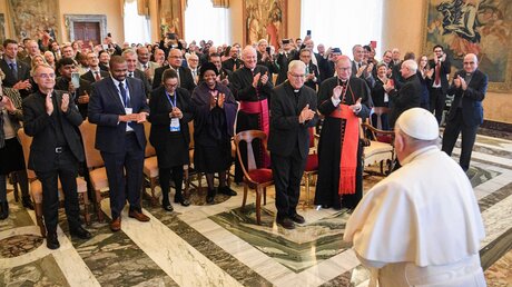 Papst Franziskus empfängt Mitglieder der Päpstlichen Akademie für das Leben / © Vatican Media/Romano Siciliani (KNA)