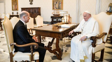 Bundeskanzler Olaf Scholz und Papst Franziskus / © Vatican Media/Romano Siciliani (KNA)