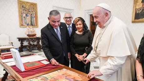 Papst Franziskus empfängt Johnny Briceno (l.), Premierminister von Belize, und seine Ehefrau Rossana Briceno (m.) / © Vatican Media/Romano Siciliani (KNA)