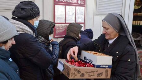  Eine Ordensfrau in Charkiw verteilt Lebensmittel (KiN)