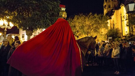 Ein Reiter im roten Mantel stellt den heiligen Martin als römischen Soldaten dar. / © Adelaide Di Nunzio (KNA)