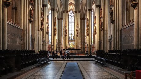 Bereich des Binnenchores mit Blick auf den Hochaltar und den Schrein der Heiligen Drei Könige / © Alexander Foxius (DR)