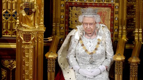 Königin Elizabeth II. sitzt bei der feierlichen Wiedereröffnung des britischen Parlaments im House of Lords im Westminster-Palast auf dem Thron. / © Victoria Jones/Press Association (dpa)