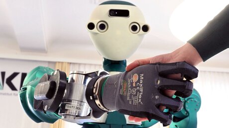 Baden-Württemberg, Karlsruhe: Beim Karlsruher Institut für Technologie (KIT) wird der humanoide Roboter ARMAR-6 gezeigt. Anlass war ein Informationsbesuch der baden-württembergischen Wissenschaftsministerin.  / © Uli Deck (dpa)
