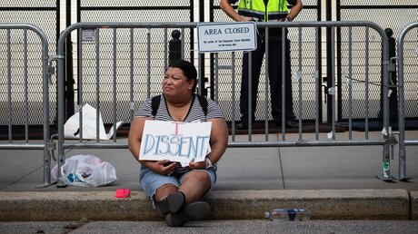 Eine Demonstrantin protestiert vor dem US-Supreme Court, dem Obersten Gerichtshof der USA in Washington / ©  Tyler Orsburn/CNS photo (KNA)